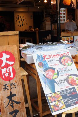 Tokyo, Japonya - 02 Ekim 2017: Tsukiji balık satışı